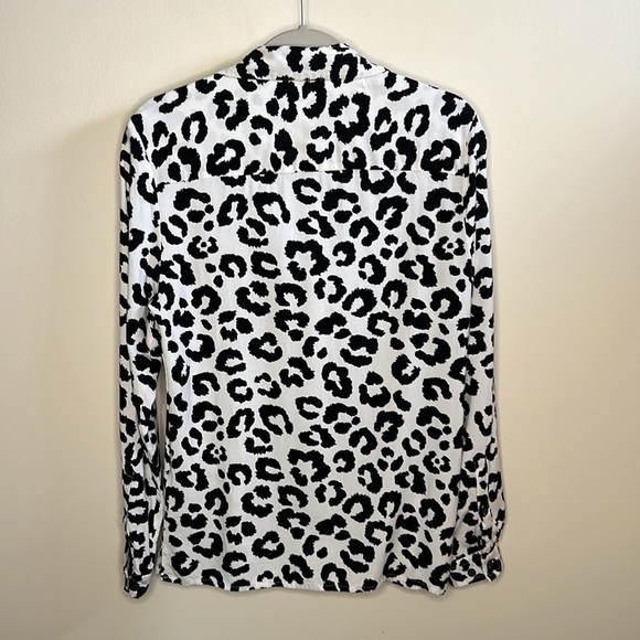 ASOS DESIGN SMALL BLACK & WHITE CHEETAH PRINT LONG SLEEVED BLOUSE - Picture 2 of 7